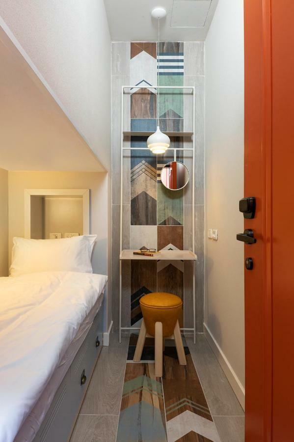 Single Capsule Room