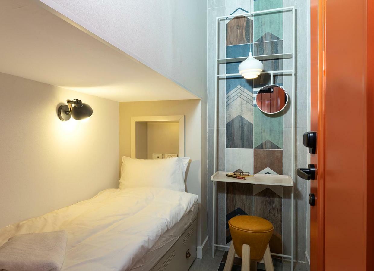 Single Capsule Room